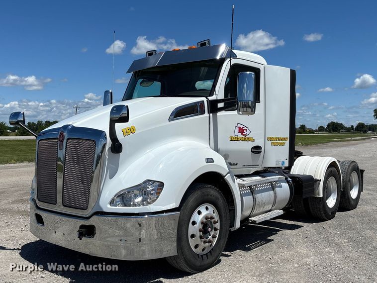 2016 Kenworth T680 semi truck - EM2450