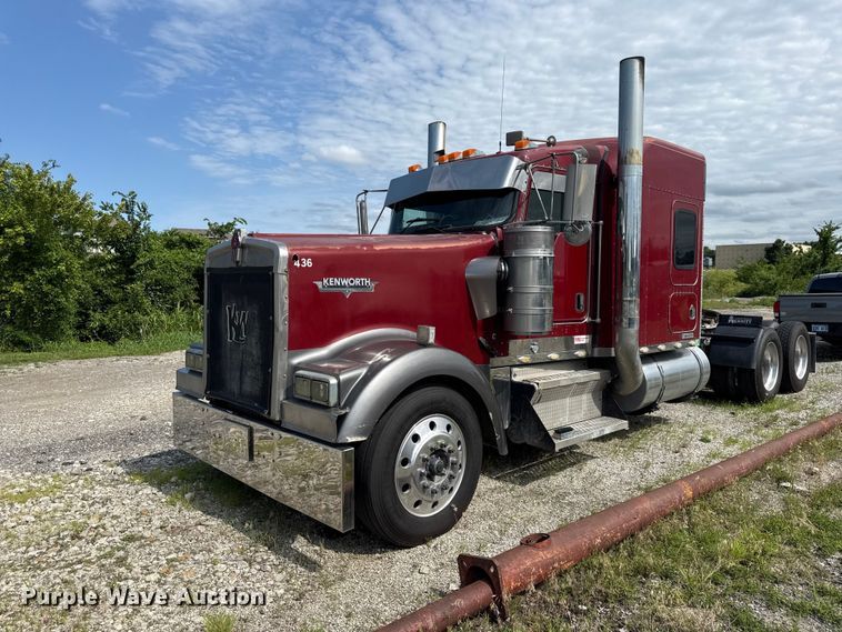 2005 Kenworth W900 semi truck - EN0346