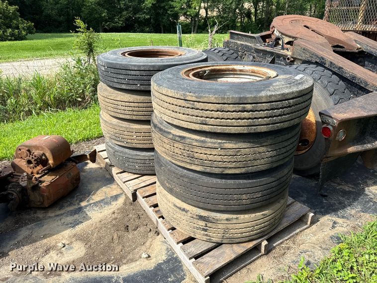 (8) 10R22.5 tires and wheels - EN0363