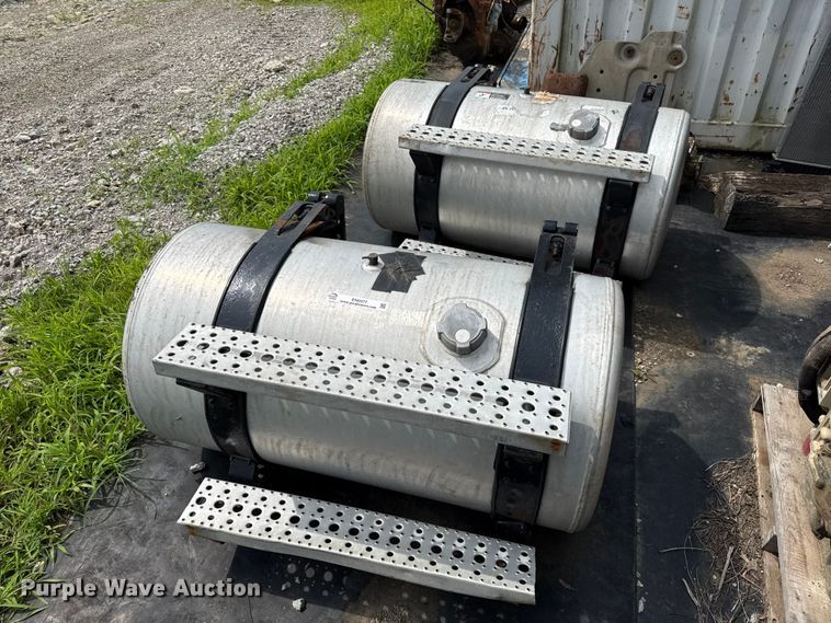 (2) Freightliner fuel tanks - EN0377