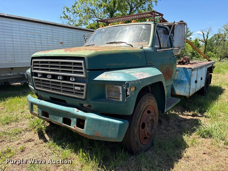 1984 Ford F700 winch truck - ET2063