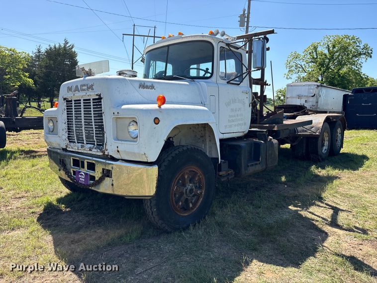 1977 Mack winch truck - ET2069