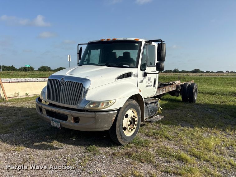 2005 International 4300 truck cab and chassis - EU5776