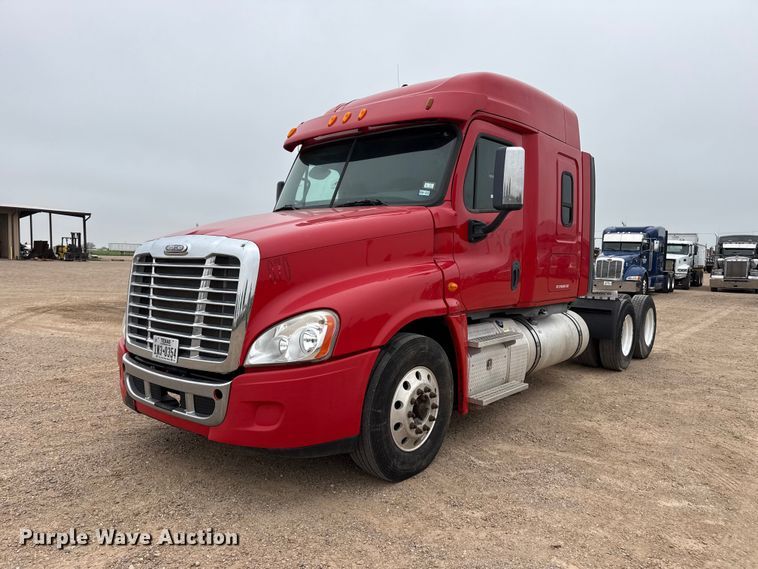 2014 Freightliner semi truck - FB6790