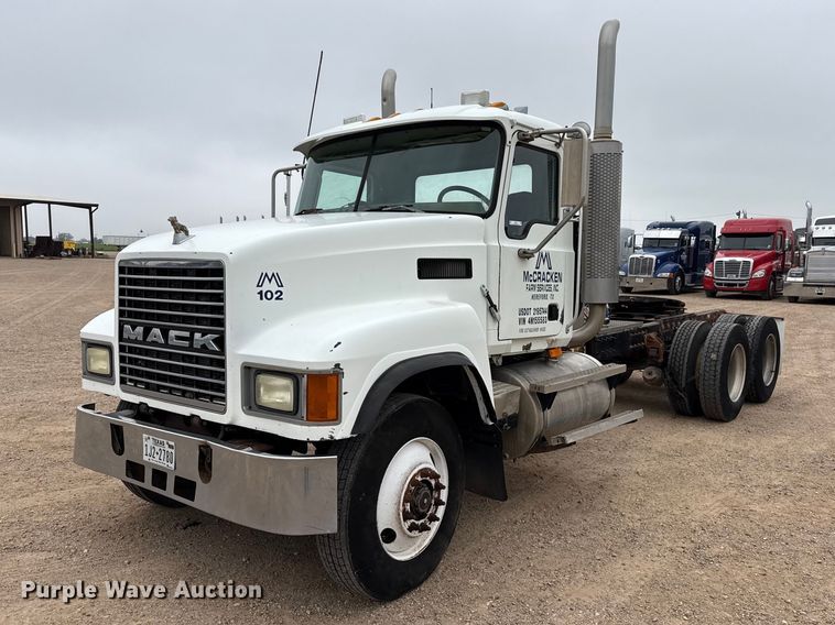 2004 Mack CH613 semi truck - FB6793