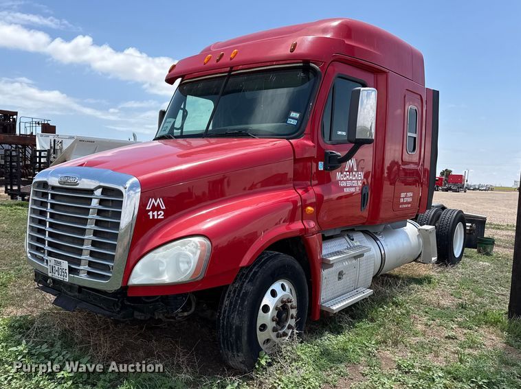 2014 Freightliner semi truck - FB6800