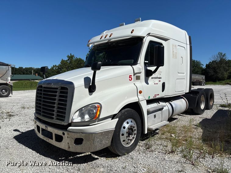 2018 Freightliner Cascadia 125 semi truck - FC1657