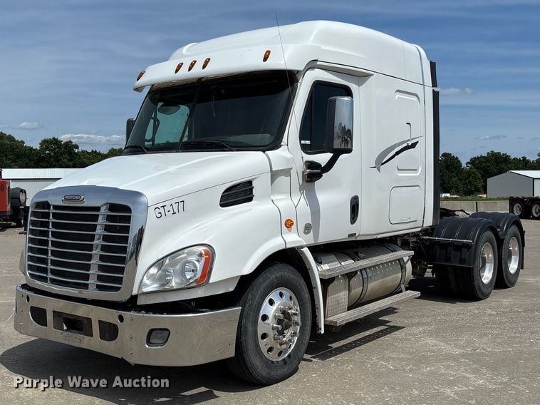2016 Freightliner Cascadia 125 semi truck - FC1692