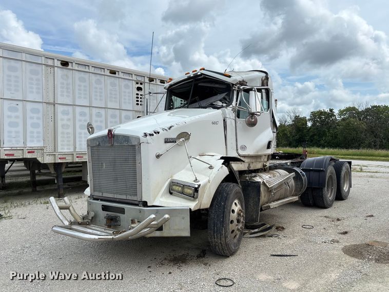 2020 Kenworth T800 semi truck - FC1728
