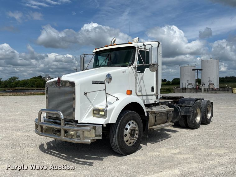 2020 Kenworth T800 semi truck - FC1729