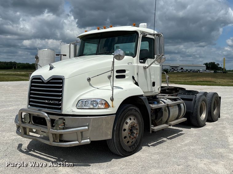 2016 Mack CXU613 semi truck - FC1730