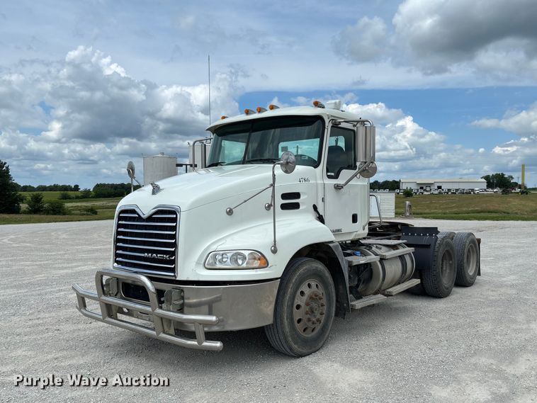 2016 Mack CXU613 semi truck - FC1731