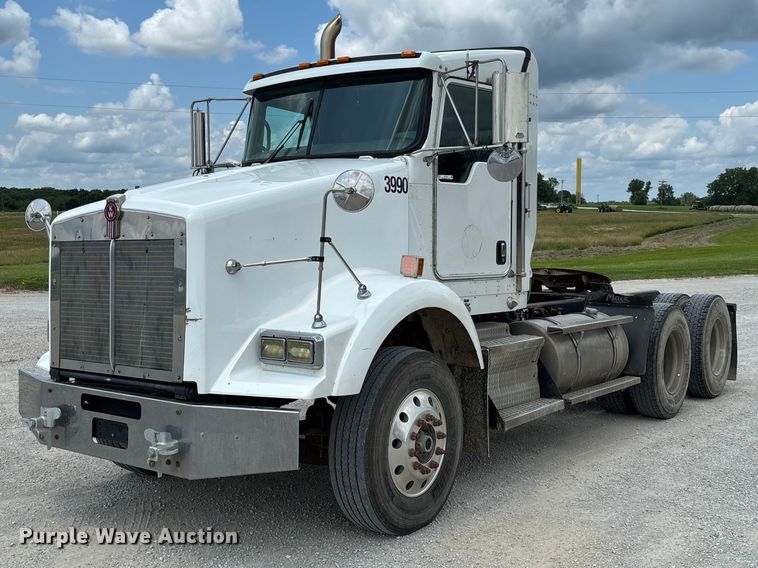 2014 Kenworth T800 semi truck - FC1732