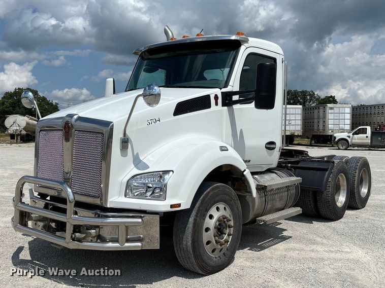 2019 Kenworth T880 semi truck - FC1733