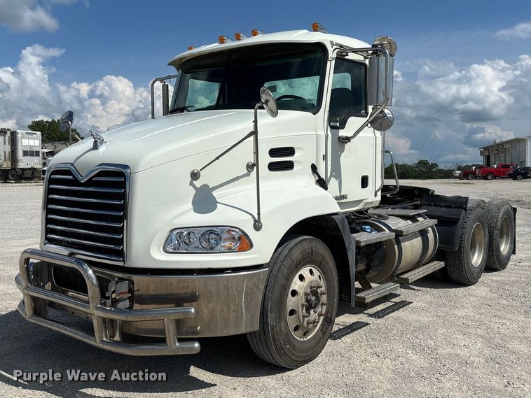 2016 Mack CXU613 semi truck - FC1734