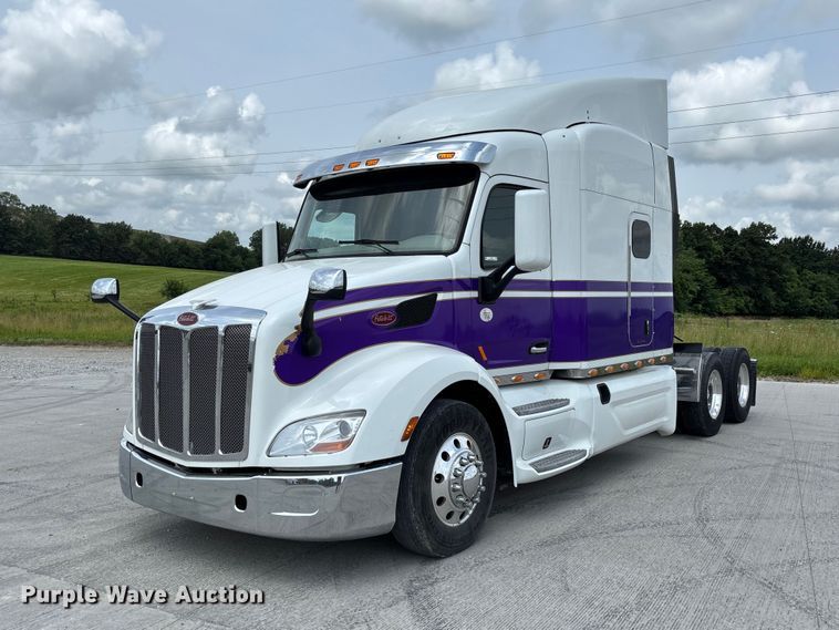 2022 Peterbilt 579 semi truck - FC1740
