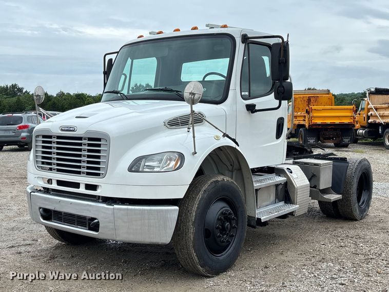 2016 Freightliner Business Class M2 106 semi truck - FC1745