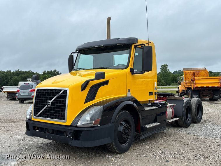 2016 Volvo VNL semi truck - FC1747