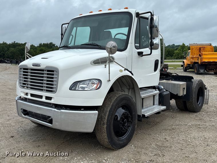 2015 Freightliner Business Class M2 106 semi truck - FC1749