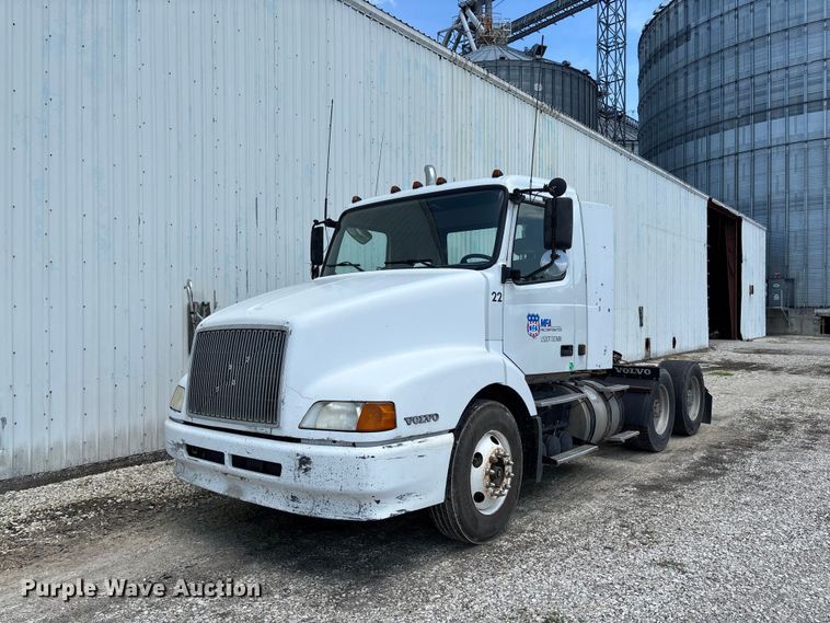 2002 Volvo VNL semi truck - FC1774