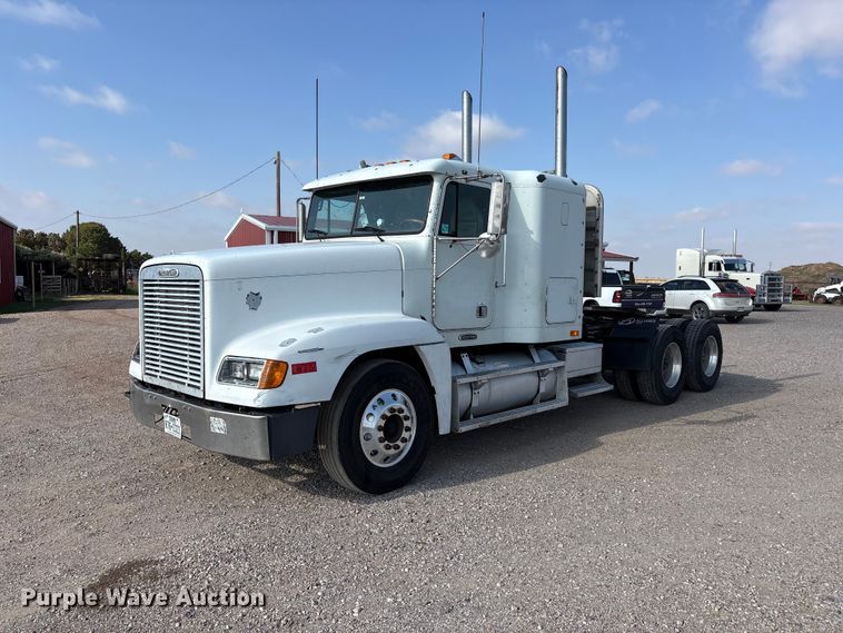 2000 Freightliner FLD semi truck - FC2442