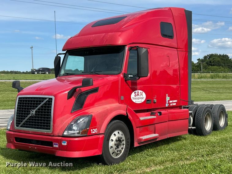 2015 Volvo VNL semi truck - FC2802