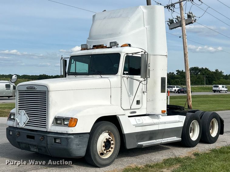 2000 Freightliner FLD120 semi truck - FC2804