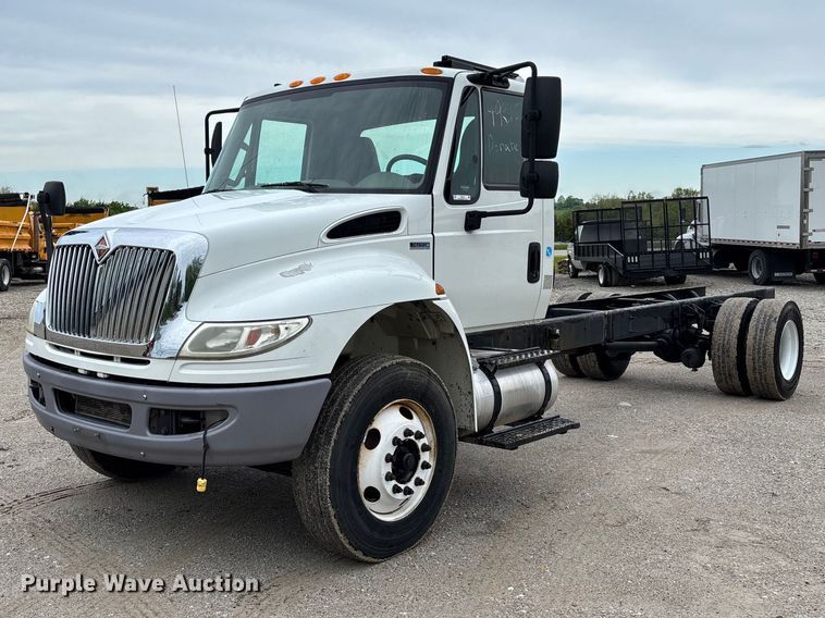 2015 International DuraStar 4300 truck cab and chassis - FC5614