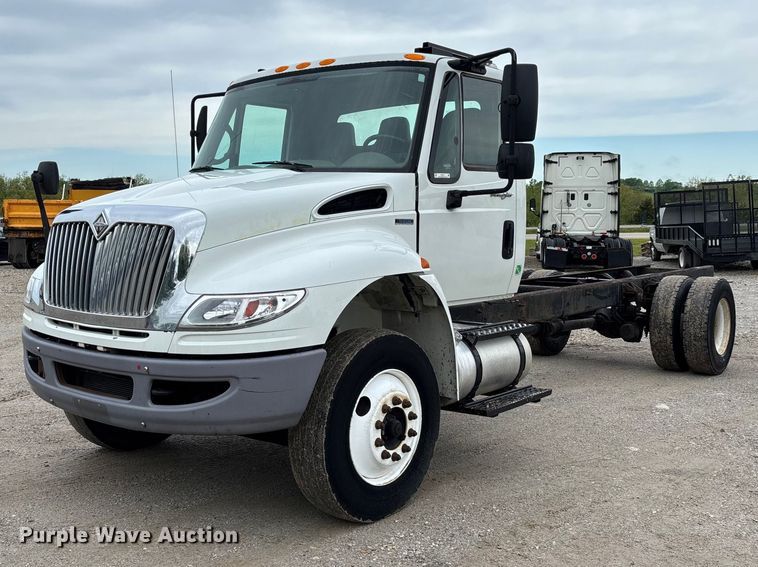 2010 International DuraStar 4300 truck cab and chassis - FC5615