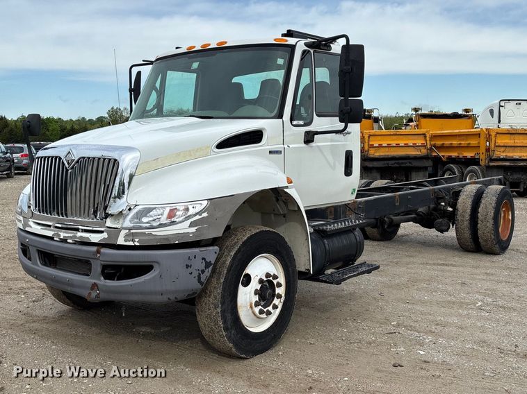 2010 International DuraStar 4300 truck cab and chassis - FC5616