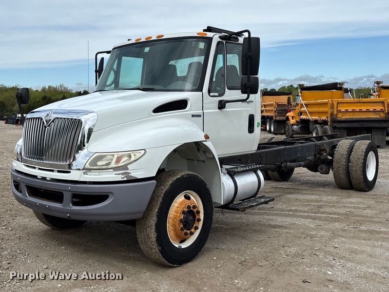 2010 International  DuraStar 4300 truck cab and chassis - FC5617