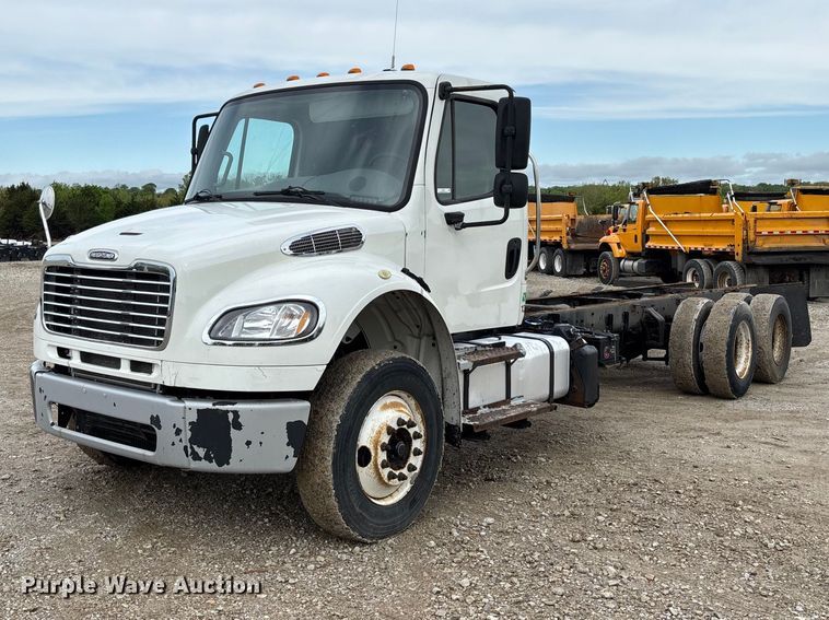 2013 Freightliner  Business Class M2 truck cab and chassis - FC5618