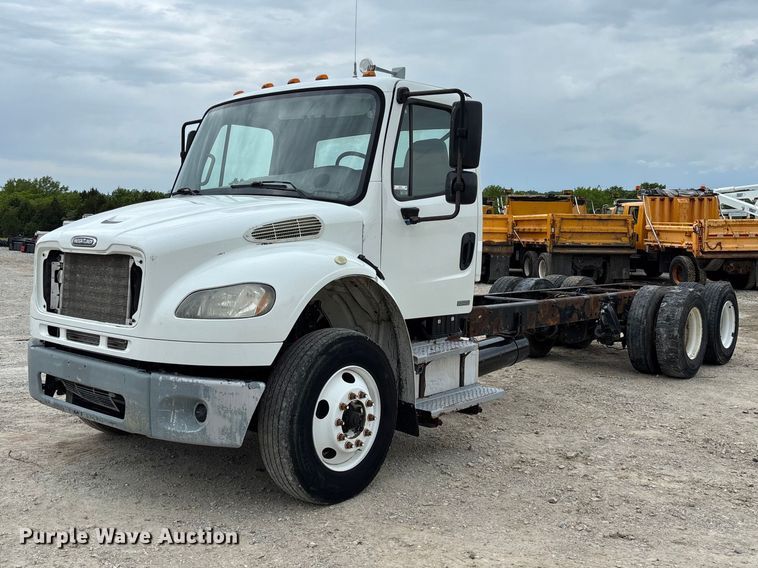 2010 Freightliner M2106 truck cab and chassis - FC5711