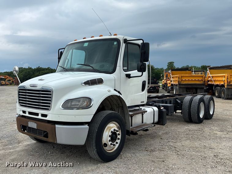 2013 Freightliner  Buisness Class M2 106 truck cab and chassis - FC5850