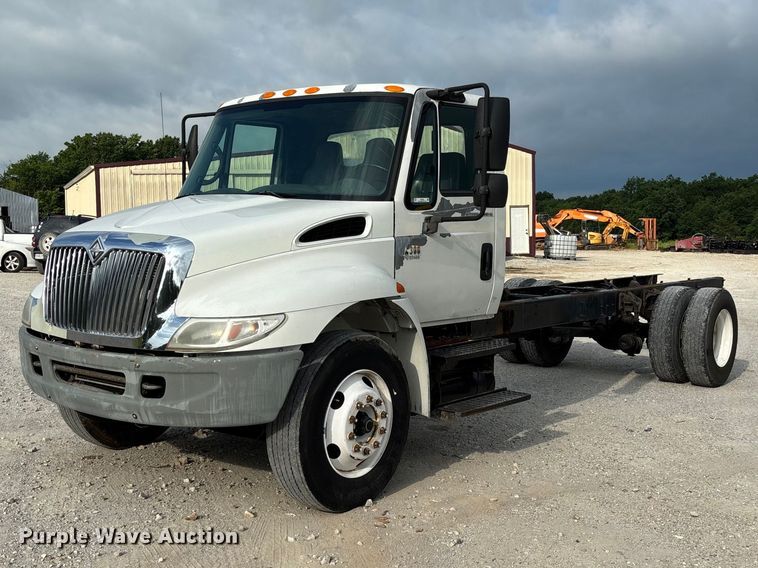 2004 International 4300 truck cab and chassis - FC5913