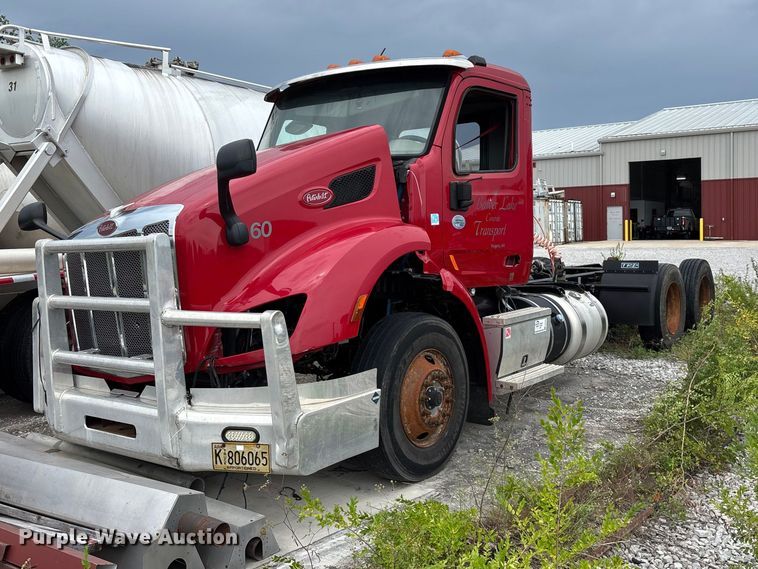 2019 Peterbilt truck cab and chassis - FG0468