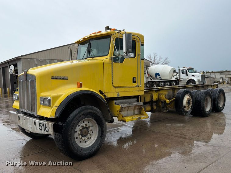 2005 Kenworth W900 truck cab and chassis - FK0270