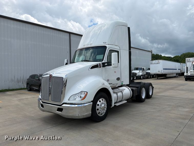 2016 Kenworth T680 semi truck - FK3030