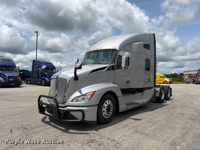 2022 Kenworth T680 semi truck - FK3089