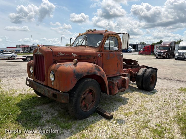 1942 Mack  B42 semi truck - FK3091