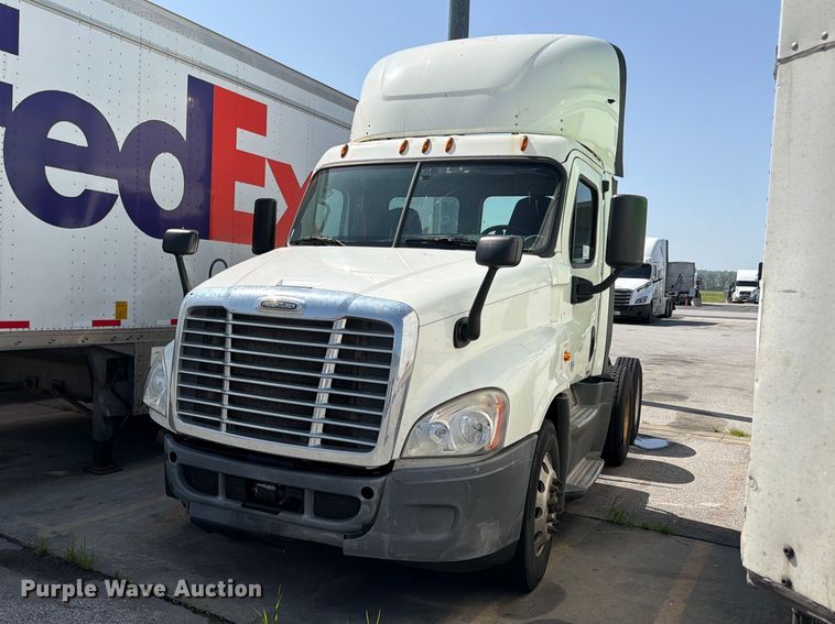 2016 Freightliner Cascadia semi truck - FK3110
