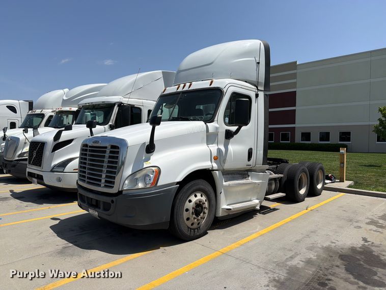 2016 Freightliner Cascadia semi truck - FK3111