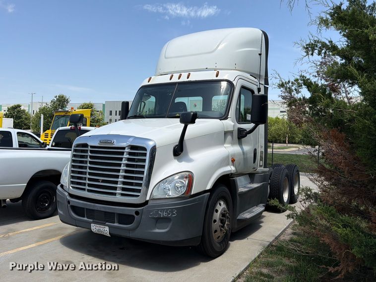 2016 Freightliner Cascadia semi truck - FK3112