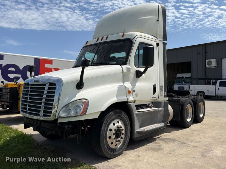 2017 Freightliner Cascadia semi truck - FK3118