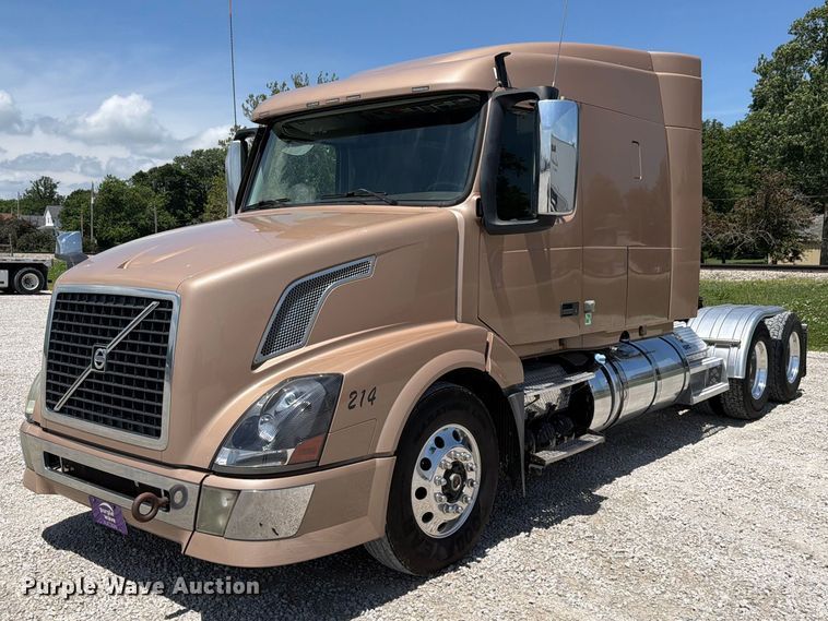 2013 Volvo Truck VNL semi truck - FK4031