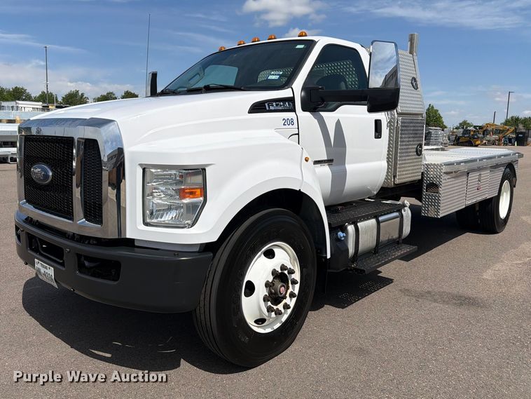 2016 Ford F750 flatbed truck - FM7532