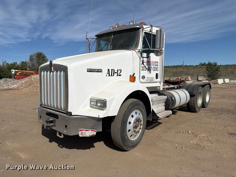 2015 Kenworth T800 semi truck - FM7552