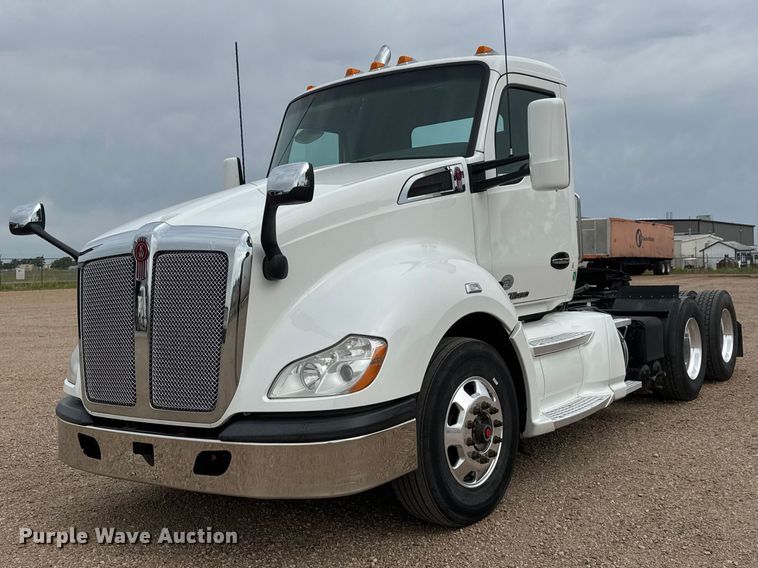 2016 Kenworth T680 semi truck - MX9253