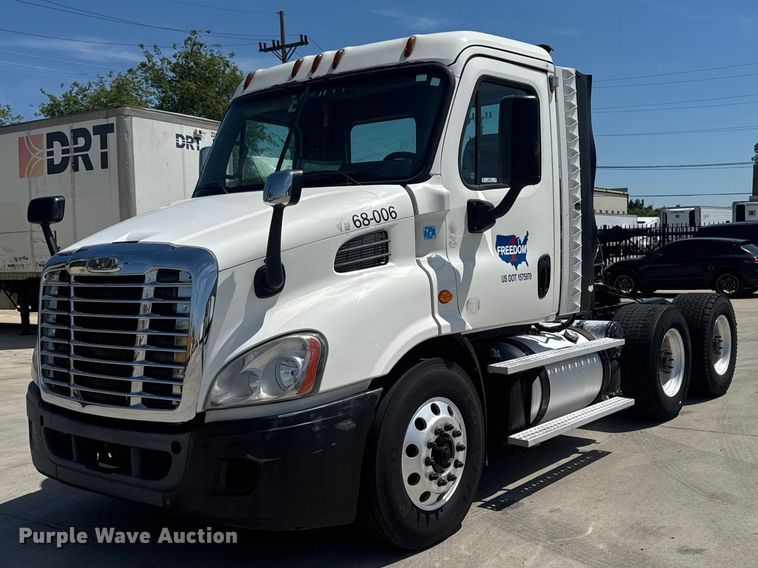 2017 Freightliner Cascadia semi truck - OE9594