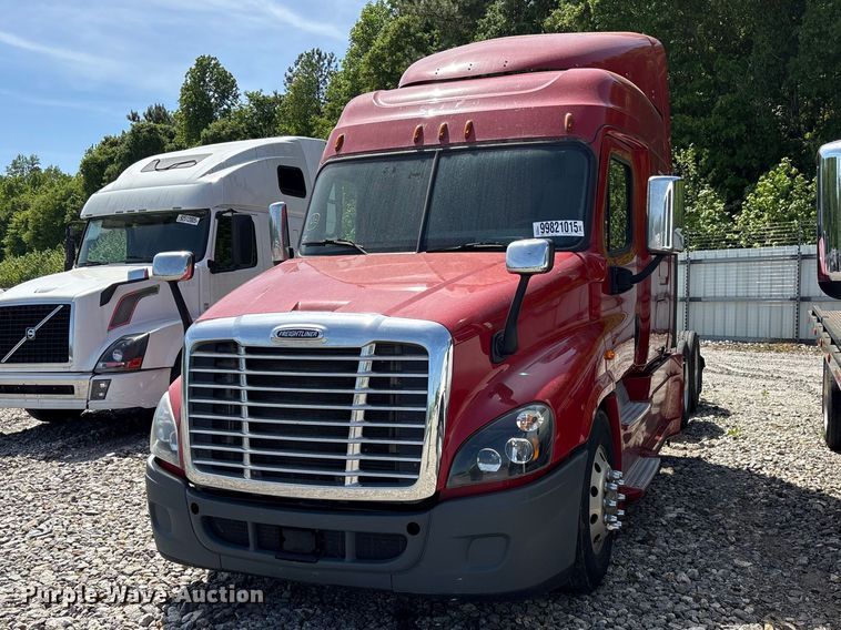 2018 Freightliner Cascadia semi truck - YA1941